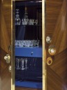 Коричневый шкаф с 2 декорированными распашными дверками
