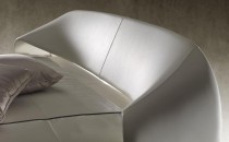 Белая кожаная кровать с фигурным низким изголовьем