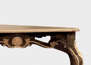 Бежевый стол на декорированном подстолье шоколадного оттенка