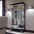 Современная столовая со стеклянной витриной