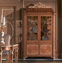 Столовая с мебелью орехового оттенка, декорированной перламутров