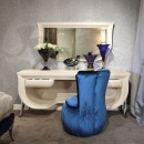 Спальня с мебелью с голубой бархатной обивкой