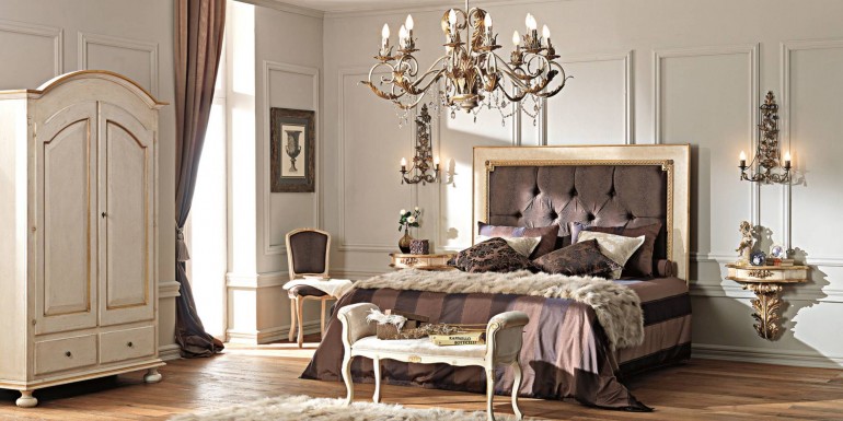 Элегантная спальня со светлым гардеробным шкафом