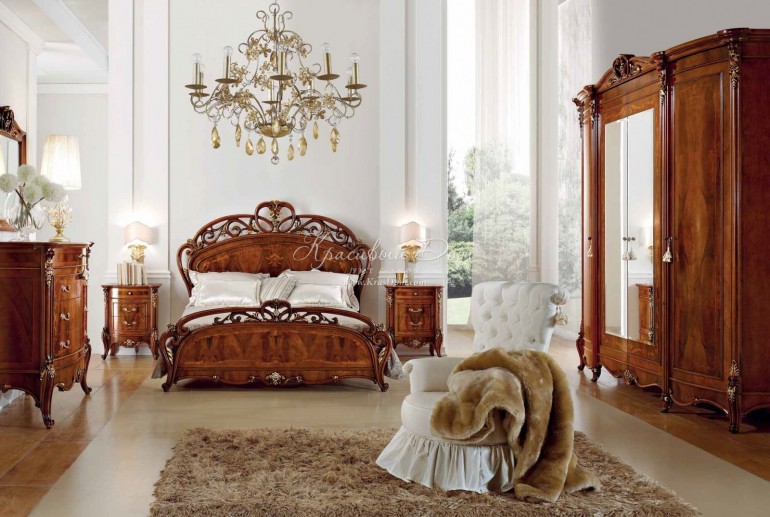 Спальня орехового оттенка с белоснежным креслом