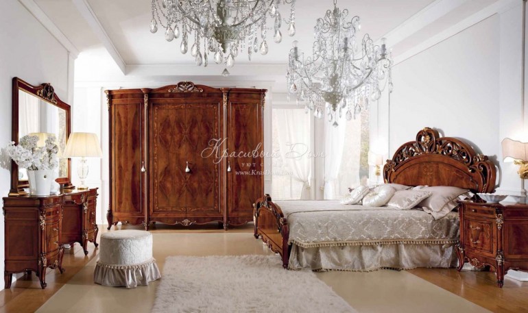 Классическая спальня темно-орехового оттенка, украшенная резьбой