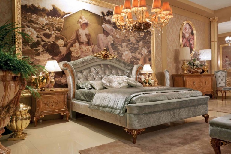 Классическая спальня светло-орехового цвета с серой кроватью