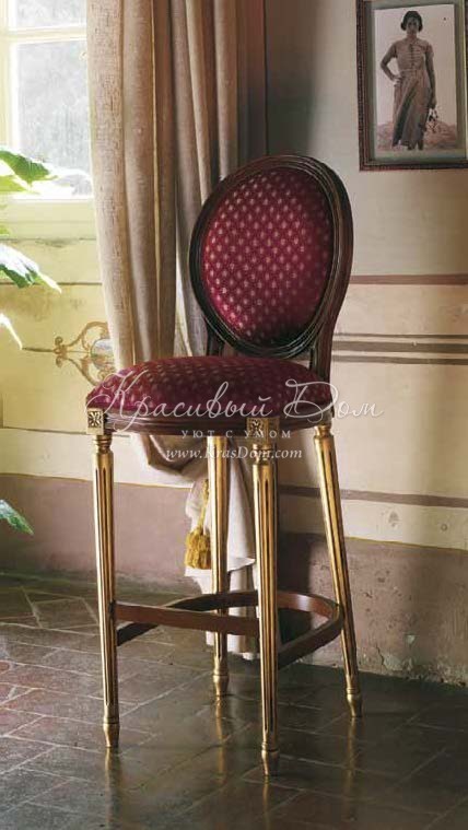 Бордовый стул из древесины с овальной спинкой