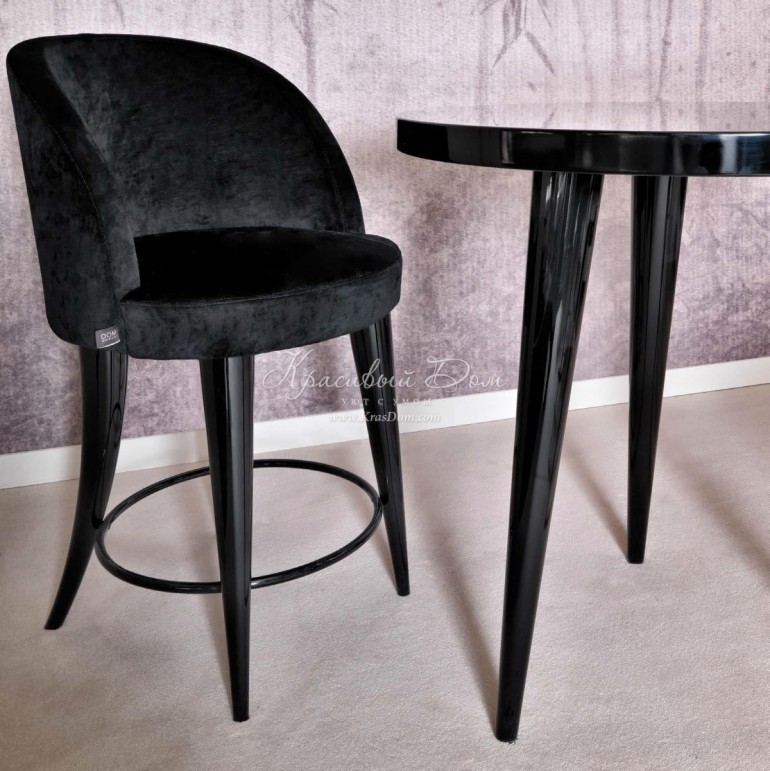 Черный бархатный барный стул с округлой спинкой