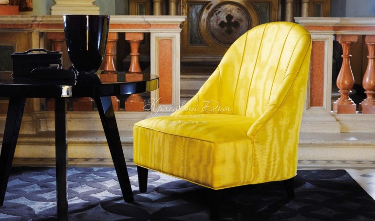 Ярко-желтое кожаное кресло с глубокой посадкой