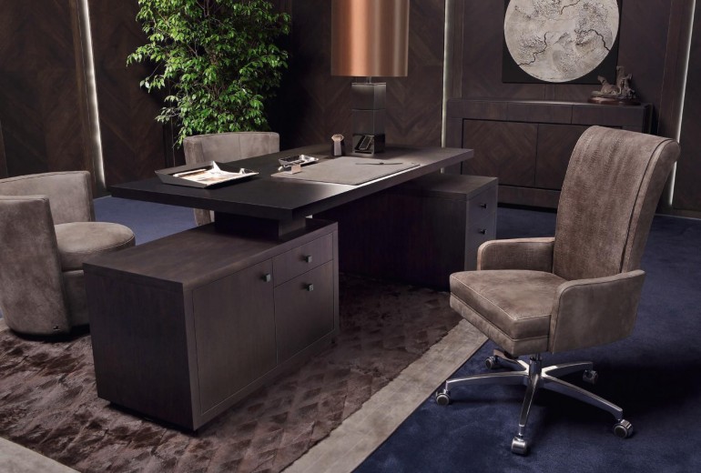 Офисное кресло с высокой спинкой в кожаной обивке цвета какао