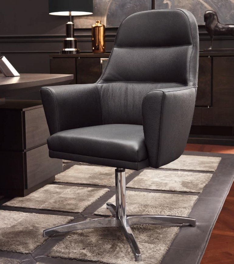 Черное кожаное кресло для современного офиса