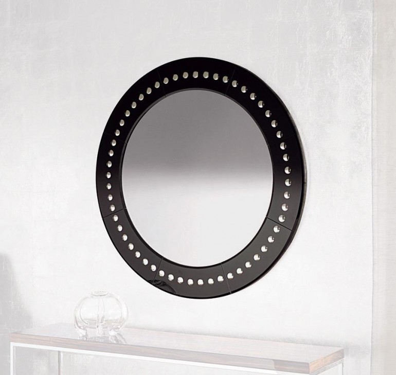 Зеркало в круглой темной раме с хромированными дисками