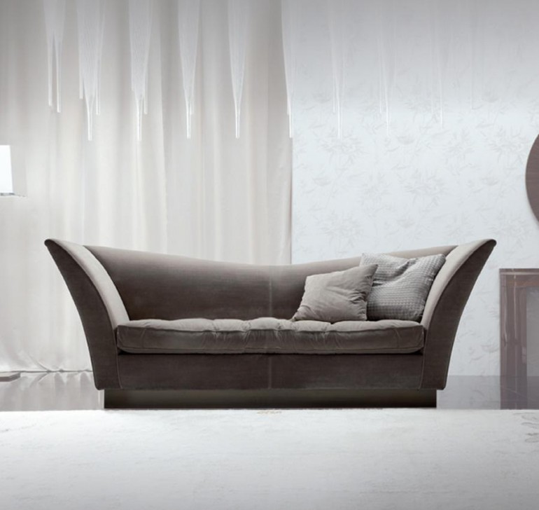 Темно-бежевый бархатный диван с высокими подлокотниками