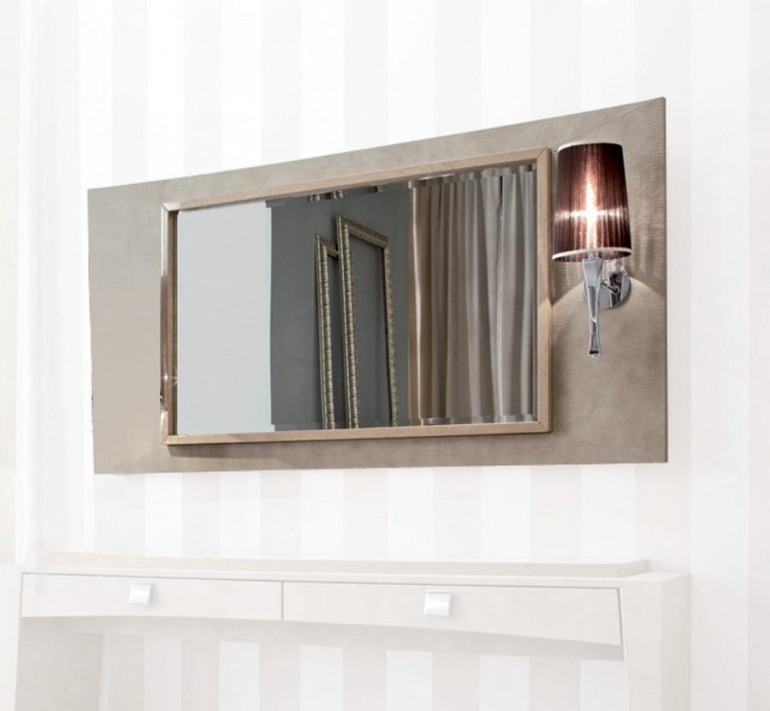 Прямоугольное зеркало на кожаной бежевой панели со светильником