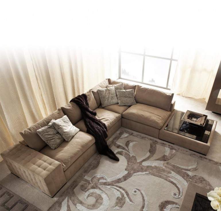 Светло-коричневый угловой диван с кофейным столиком