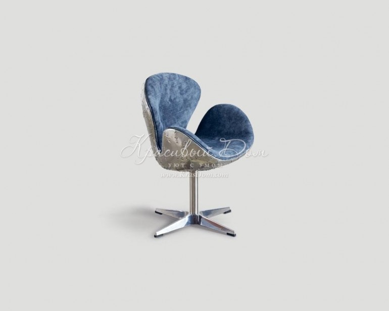 Металлический стул необычной формы в синей текстильной обивке