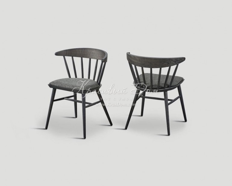 Серый стул с выгнутой реечной спинкой и тканым сиденьем