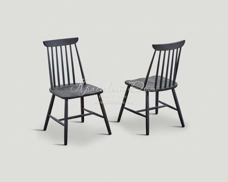Черный деревянный стул с вертикальными рейками на спинке