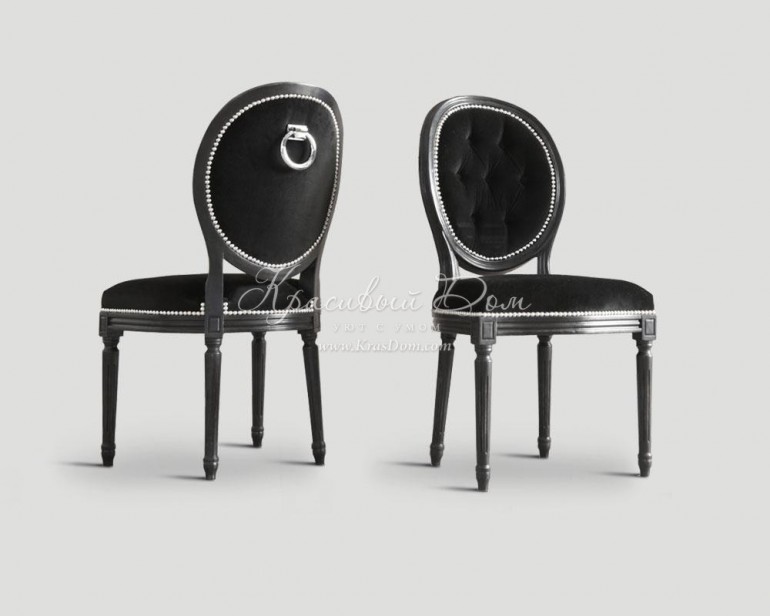 Черный бархатный стул с округлой стеганой спинкой