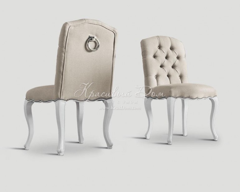 Белый стеганый стул с металлическим кольцом на спинке