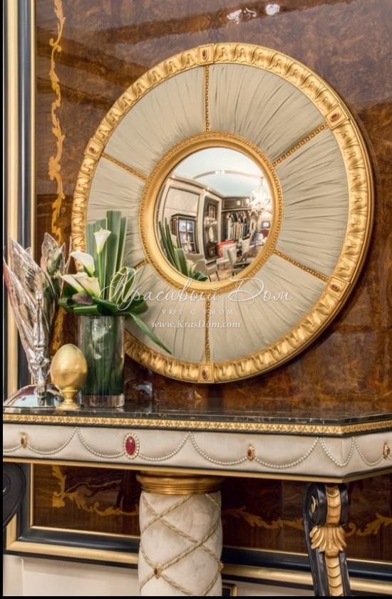 Декоративное настенное зеркало в драпированной раме с позолотой