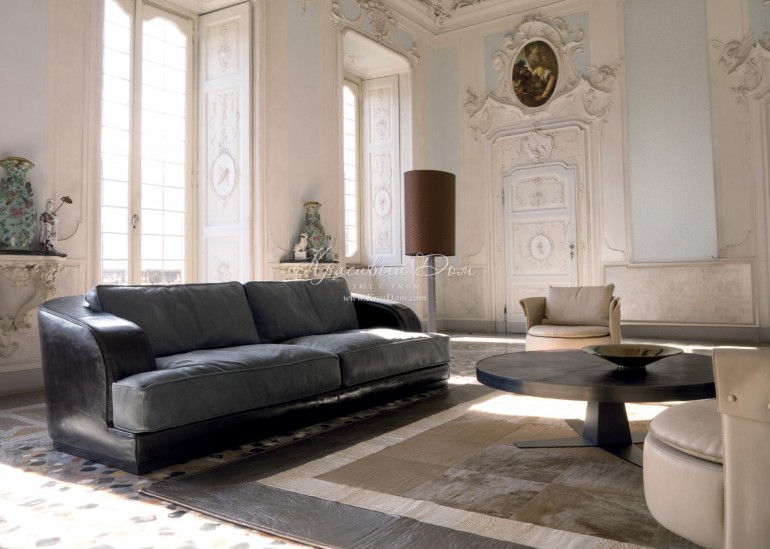 Черный кожаный диван со съемными серыми подушками