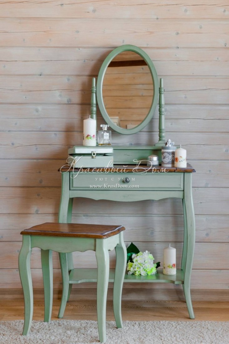 Зеленый туалетный столик с овальным настольным зеркалом