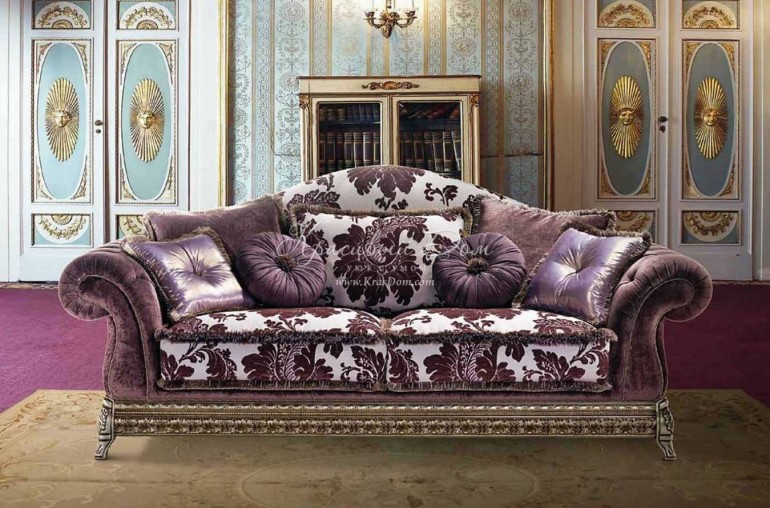 Трехместный диван в комбинированной лиловой и узорчатой белой те