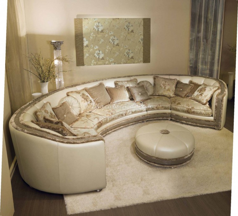 Полукруглый модульный диван в обивке цвета слоновой кости с пуши