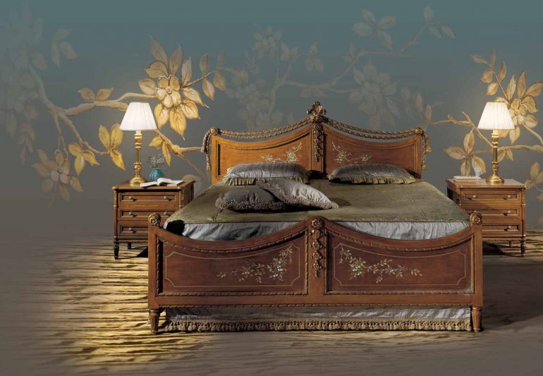 Двуспальная кровать из массива с жестким фигурным изголовьем и и