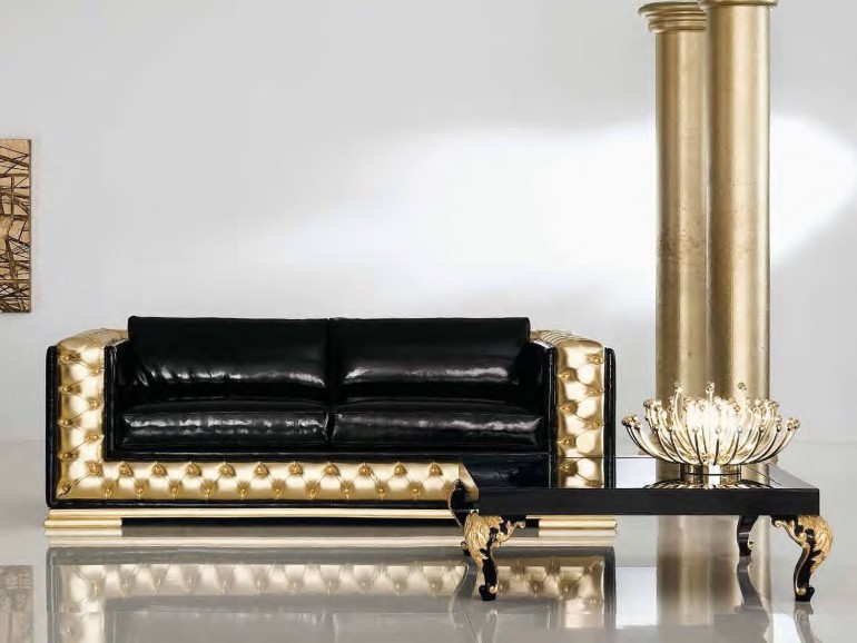 Черный кожаный диван с золотистым декором
