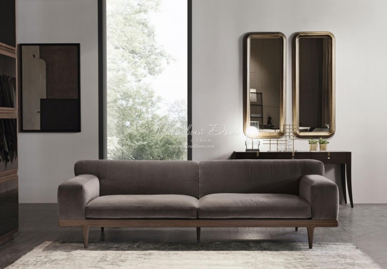 Темно-серый бархатный диван с широкими подлокотниками