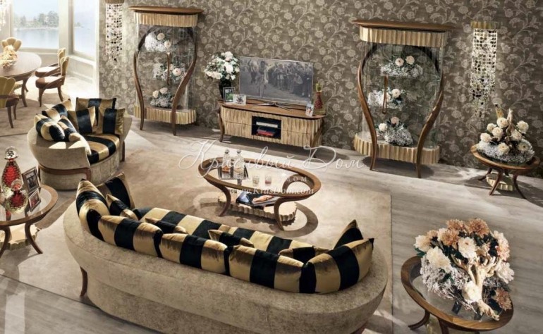 Бежевая гостиная в стиле ар деко с контрастными полосатыми подуш