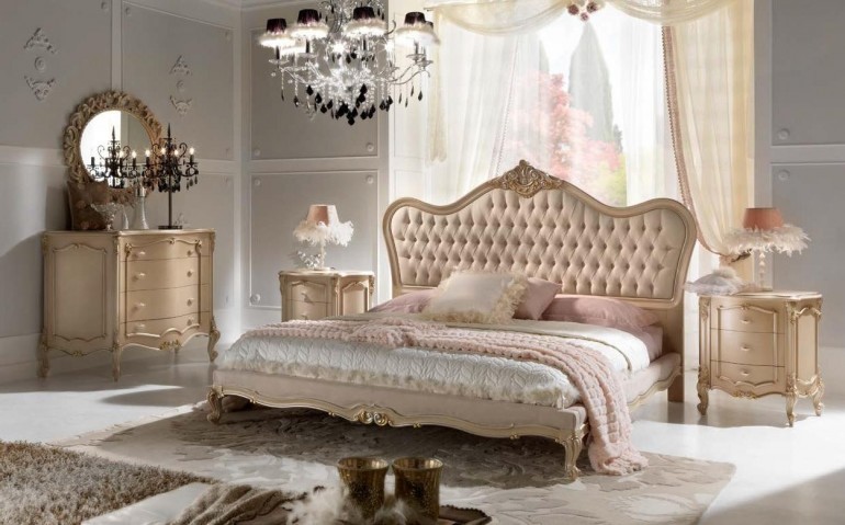 Большая классическая спальня кремового оттенка