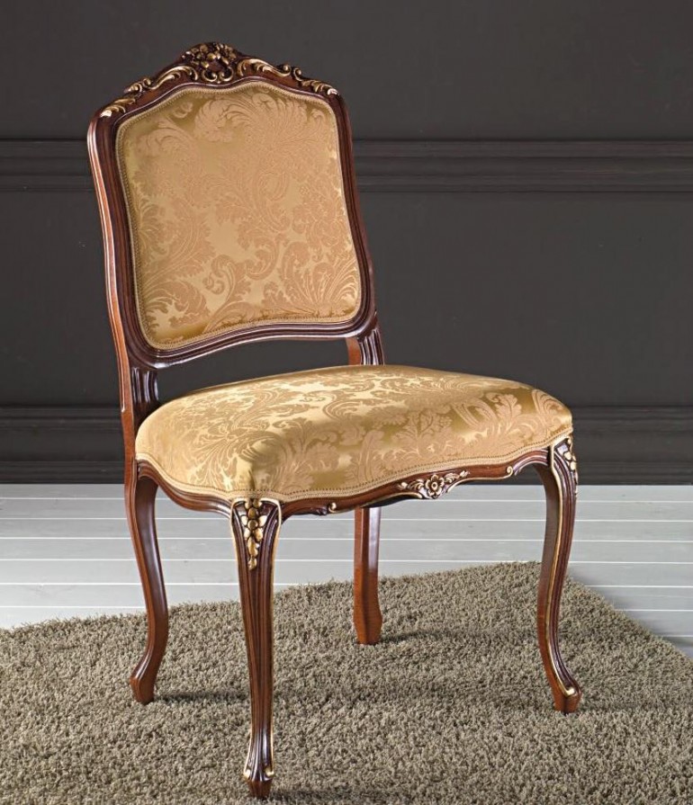 Обеденный стул в золотисто-коричневой обивке с однотонными узора