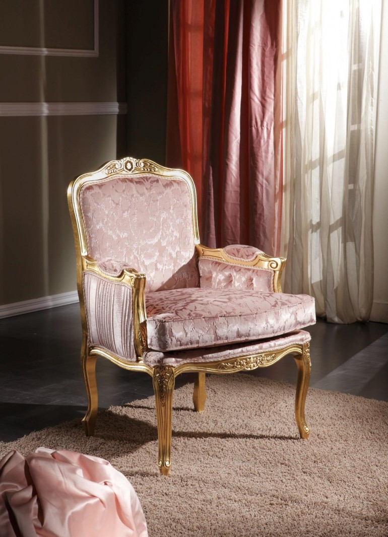 Светло-розовое кресло на позолоченном резном каркасе