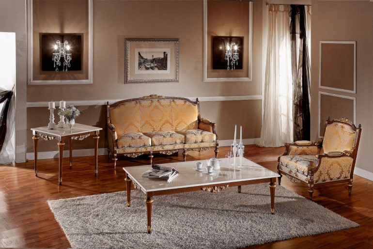 Золотисто-коричневый трехместный диван на каркасе из массива