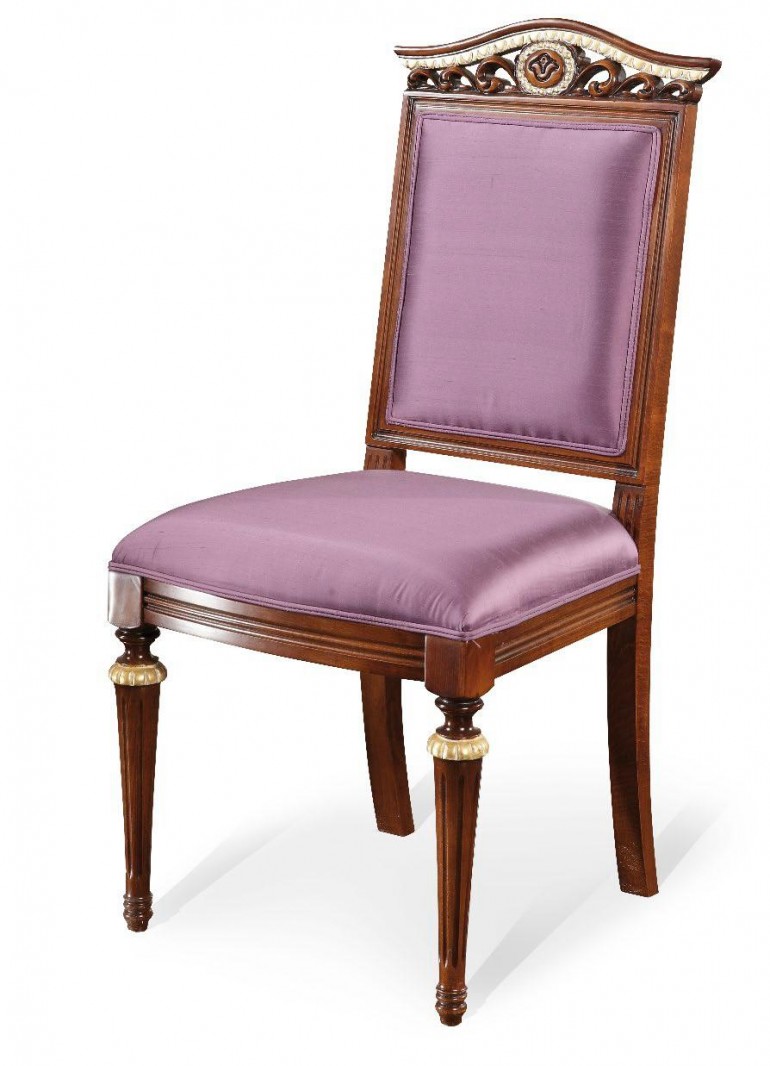 Сиреневый обеденный стул с декорированной спинкой