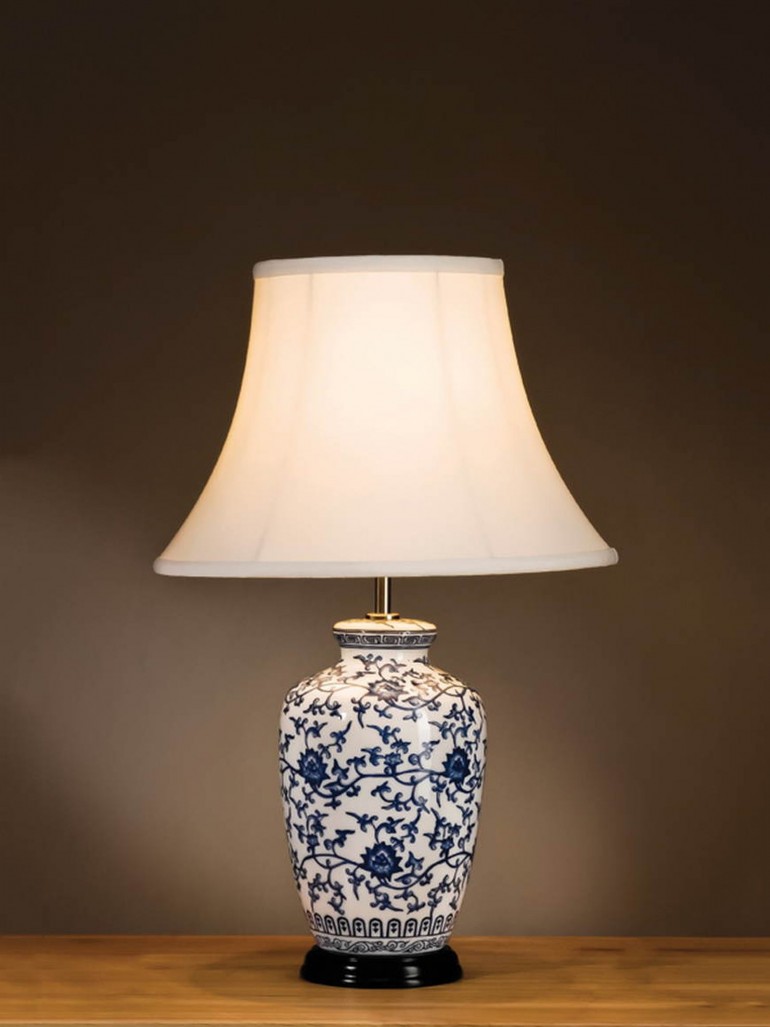Лампа с ажурным синим рисунком на белом фарфоровом основании