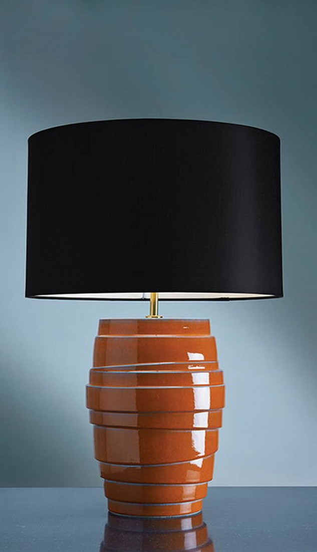 Лампа с черным абажуром на основании из оранжевых полос