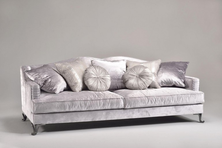 Светло-сиреневый бархатный диван с фигурной спинкой и драпирован