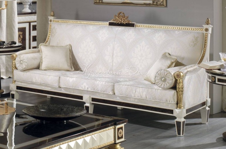 Белый трехместный диван на каркасе с позолоченной резьбой