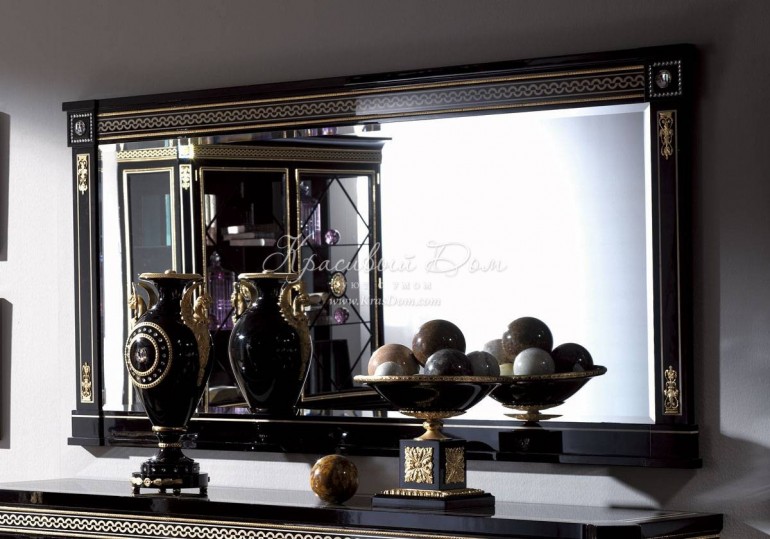 Горизонтальное зеркало в черной раме с золотистым орнаментом