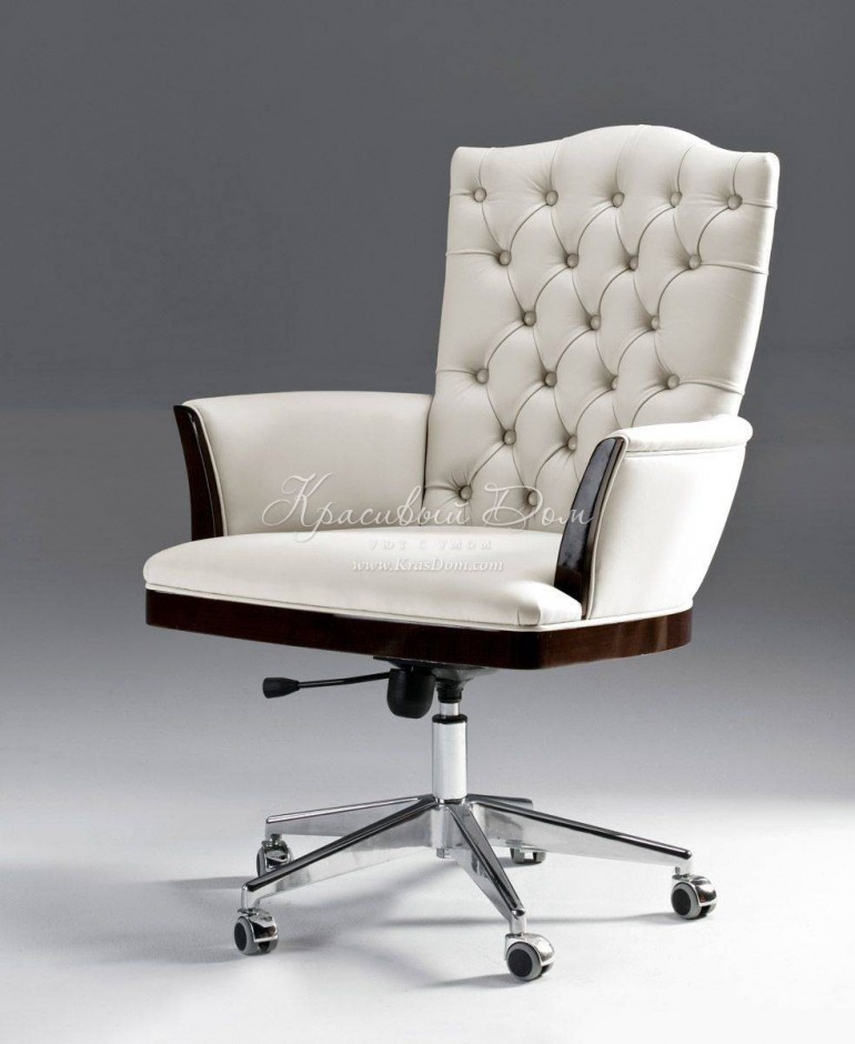 Белое кожаное кабинетное кресло на регулируемом основании с коле