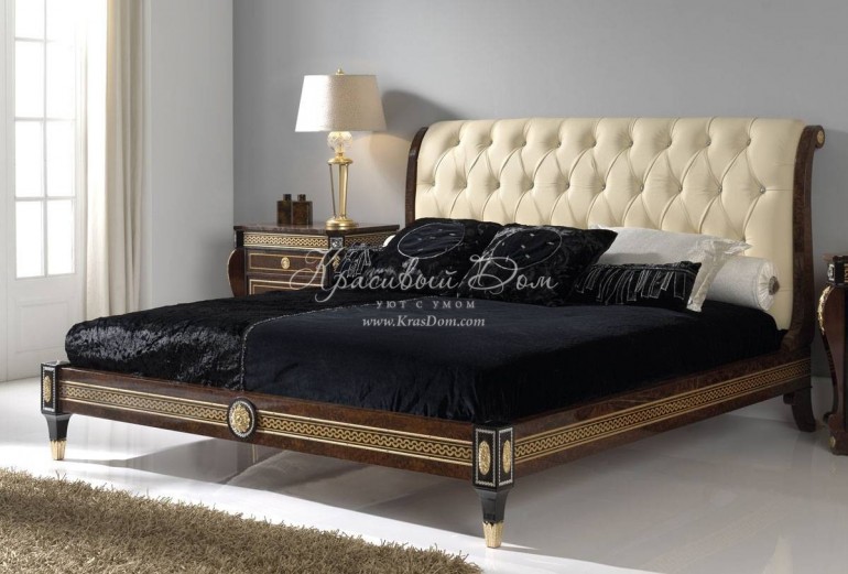 Двуспальная кровать в кожаной обивке сливочного оттенка с каретн