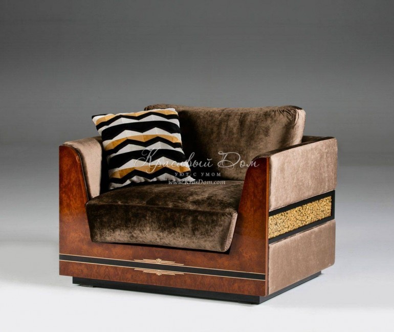 Коричневое кресло в комбинированной бархатной и кожаной обивке
