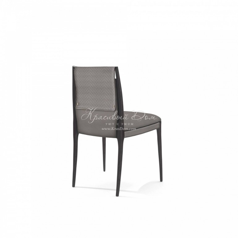 Серый кожаный стул с декорированной спинкой