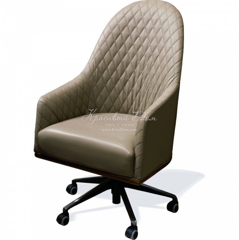 Коричневое кожаное кресло с округлой стеганой спинкой
