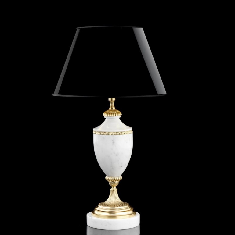 Лампа с черным абажуром на фигурной ножке из белого мрамора