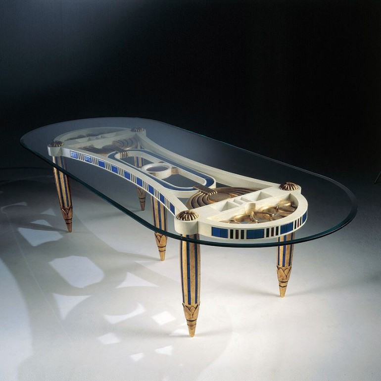 Овальный стеклянный стол на декорированном подстолье